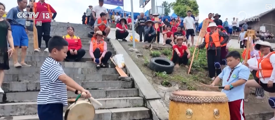 的8岁双胞胎兄弟“敲”响龙舟梦(图3)